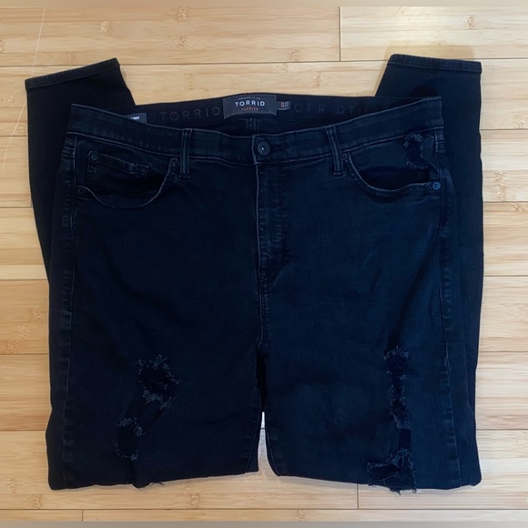 Torrid Sky High Skinny Premium Distressed Jeans 20 Tall - Picture 2 of 16